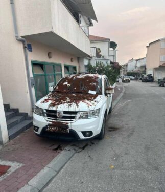 Slika od Blokirao cijelu garažu, a stanari smislili paklenu osvetu: Za retrovizor mu zakvačili i poklon