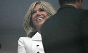 Slika od Brigitte Macron šokirala u Parizu: Na ceremoniji zatvaranja iznenadila stajlingom