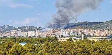Slika od Buknuo ogroman požar kod Šibenika: Vatra se približila kućama i bolnici