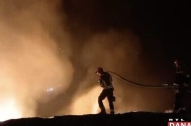 Slika od Dalmacija dalje gori! Donosimo neviđene snimke prolaska vatrogasaca kroz vatru: “Od ovoga se ledi krv u žilama”