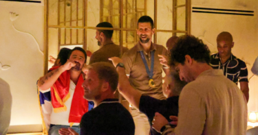 Slika od Đoković je pobjedu slavio s prijateljima u restoranu, sa sobom je ponio medalju