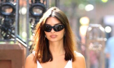 Slika od Emily Ratajkowski nonšalantno prošetala u majici bez grudnjaka