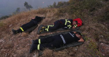 Slika od Fotke dana: Umorni vatrogasci dočekali su jutro na požarištu podno Biokova