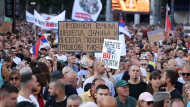 Slika od FOTO Tisuće ljudi izašlo na ulice Beograda, blokirali i autocestu. Premijer ih nazvao kukavicama