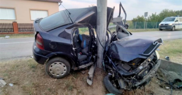 Slika od FOTO Vozač se u Cerni autom zabio u stup, helikopterom prebačen u bolnicu