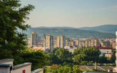 Slika od Grad u susjednoj državi je među najpovoljnijim u Europi prema cijeni stanova