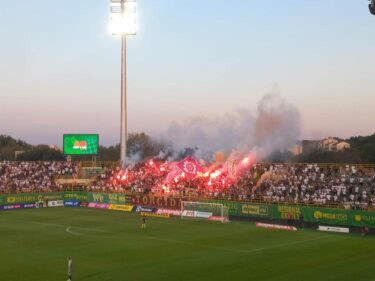 Slika od Hajduk izjednačio, Livaja ponovno zabio, a onda je uslijedila bakljada na dvije tribine