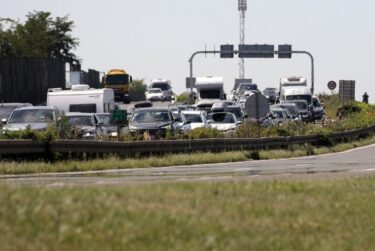 Slika od HAK: Povećana gustoća prometa prema moru; vozači, oprezno uz kolone hodočasnika