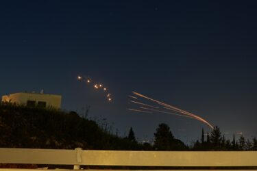 Slika od Hezbolah ispalio rakete prema Izraelu. Aktivirao se Iron Dome