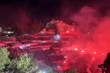 Slika od Imotski proključao na ‘Bojnu Čavoglave’: Vijore se zastave HOS-a, kuljaju bengalke