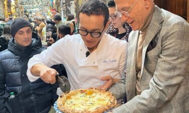 Slika od Italija je na nogama: Jedan napuljski pizzaiolo stavio je ananas na pizzu margheritu