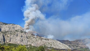 Slika od Izbio požar na Kočinjem brdu kod Dugopolja: Zatvorena cesta, poslan Air Tractor