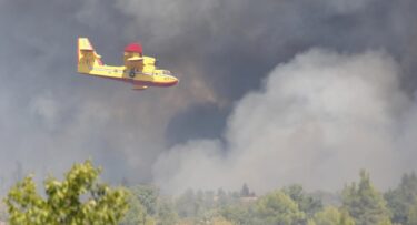 Slika od Izbio požar na Pagu, gase ga vatrogasci i dva kanadera