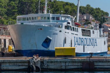 Slika od Jadrolinija će obiteljima pomoraca s ‘Lastova‘, među kojima je i obitelj Denisa Šarića iz Zadra, isplatiti barem 50 tisuća eura!