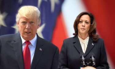 Slika od Kamala Harris vodi ispred Trumpa za četiri postotna boda u tri ključne države