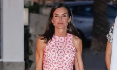 Slika od Kraljica Letizia modno briljira: Uz laskavu haljinu nosi ravne sandale i torbu od 47 eura