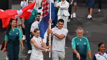 Slika od Lena Stojković i Ivan Šapina su nosili hrvatsku zastavu na zatvaranju Olimpijskih igara