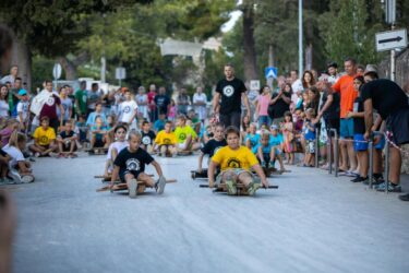 Slika od Let 3 stiže u Sv. Filip i Jakov na jubilarno izdanje prvenstva balinjera!