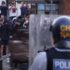 Slika od Masovni neredi diljem Velike Britanije: Prosvjednici ispred džamije na policiju bacali cigle