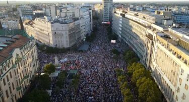 Slika od Masovni prosvjed u Srbiji. Vučić: ‘Rusija nas je upozorila na državni udar koji sprema Zapad’