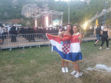 Slika od Na koncert Thompsona, Zečića i Bulića pristiže publika iz Vrbovca, Viteza, čak i Graza: Šahovnicu nosimo s ponosom