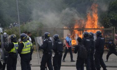 Slika od Nasilni nemiri u Engleskoj, prosvjednici upali u hotel s migrantima. Oglasio se premijer