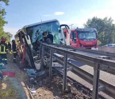 Slika od Nesreća turističkog autobusa: Jedna osoba je poginula, a 15 ih je ozlijeđeno