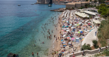 Slika od Nije gužva samo u Baškoj Vodi: Ovako izgleda plaža u Dubrovniku