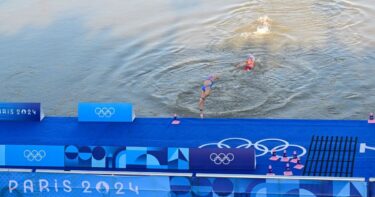Slika od Olimpijcima pozlilo nakon plivanja u rijeci Seini. Organizatori Igara u problemima
