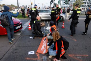 Slika od Oni ne staju: Aktivisti se zalijepili za krila aviona, okomili su se i na pistu