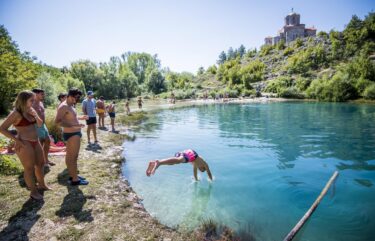 Slika od Osviješteni posjetitelji zgranuti: mnogi ignoriraju znakove zabrane kupanja u spomeniku prirode