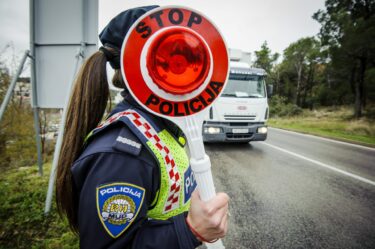 Slika od Pijan “nabijao” gas, a onda odbijao policijske naredbe. Na koncu je završio u postaji i pred sudom…