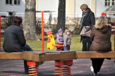 Slika od Plaća za ‘baka servis’ u Hrvatskoj? Ministar Šipić otkrio mogu li se djedovi i bake nadati nekoj naknadi