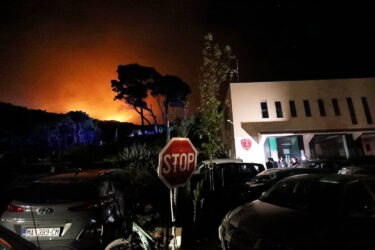 Slika od Plameni ‘jezici’ dosezali 30 metara visine: Turisti bježali, ali ne zbog straha od vatre