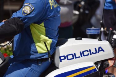 Slika od Policajka na motoru pokosila pješaka: Umro je, ženu s teškim ozljedama prebacili u KBC Osijek
