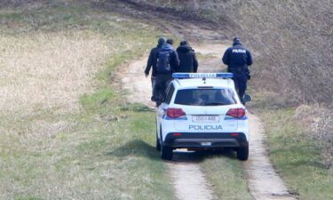 Slika od Policija u šumi pronašla mrtvo tijelo i muškarca pokraj njega