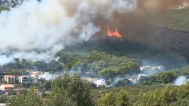 Slika od Požar na Solinu nedaleko od kuća, iz daljine vidljiv plamen