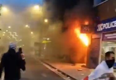 Slika od Prosvjednici opljačkali policijske prostorije, gađali policajce limenkama piva, zapalili zgradu…