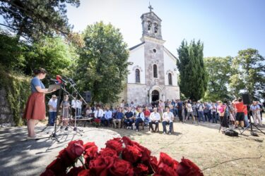 Slika od Pupovac i SDSS-ovci kod Knina odali počast srpskim žrtvama u oslobodilačkoj ‘Oluji‘, donosimo fotografije s komemoracije