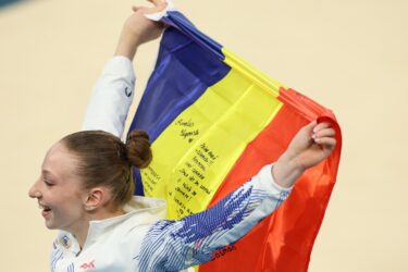 Slika od Raširila je zastavu kako bi proslavila medalju, a onda je uslijedio šok života