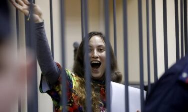 Slika od Ruska umjetnica koja je prkosila Putinu izvukla se u razmjeni, a pazite zašto je strpana u zatvor