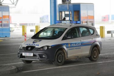 Slika od Srbin s pištoljem pokušao ući u Hrvatsku, šokirao se što su mu policajci pronašli kada su upisali njegovo ime u računalo