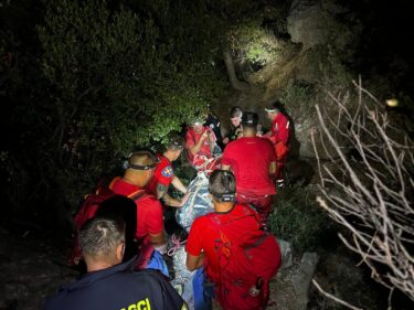 Slika od Stranac pronađen bez svijesti van planinarske staze, pokušalo ga spasiti 11 HGSS-ovaca. Umro je