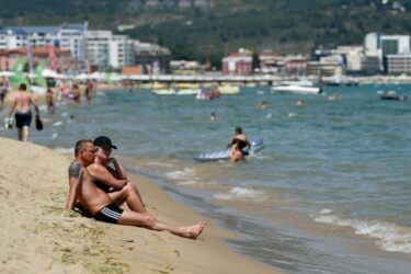 Slika od Tabla na plaži podigla buru na društvenim mrežama: ‘Diskriminacija!‘; Koncesionar se pravda: ‘To je samo savjet‘