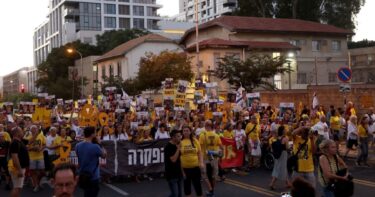 Slika od Tisuće na ulicama Tel Aviva, obilježili 300 dana od nestanka taoca