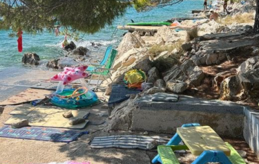 Slika od Turisti u Hrvatskoj otišli korak dalje: Pogledajte što sada zauzimaju po plažama