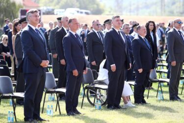 Slika od U Kninu zajedno, ali bez zajedništva: Ma ni pogledi im se nisu susreli…