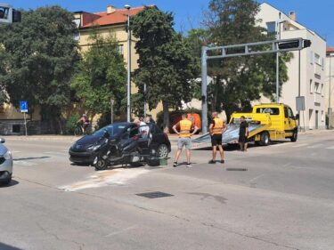 Slika od U prometnoj nesreći na križanju Tuđmanove i Radićeve teško ozlijeđen 56-godišnji motociklist, prošao je kroz crveno svjetlo…