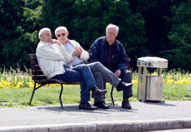 Slika od Umirovljenicima će sad biti lakše: Uskoro im na račune stiže lijepa svota novca