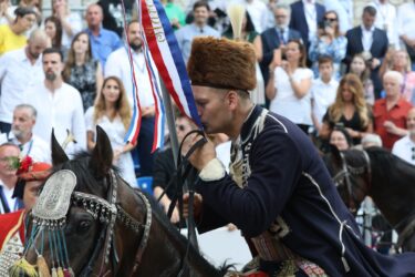 Slika od Uskoro počinje 309. Sinjska alka: U Sinj stigao Zoran Milanović, okupljeni ga pozdravili pljeskom